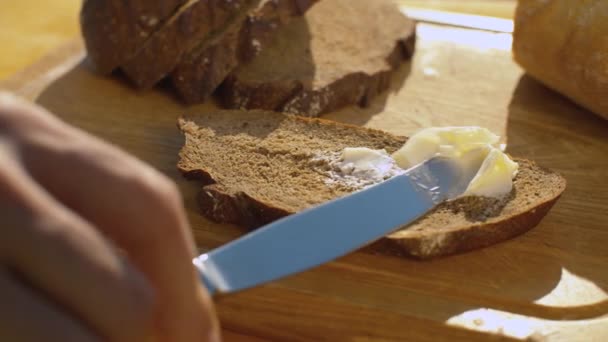 Brot mit Butter von Hand schmieren — Stockvideo