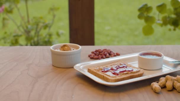 Sandwich mit Erdnussbutter und Marmelade — Stockvideo