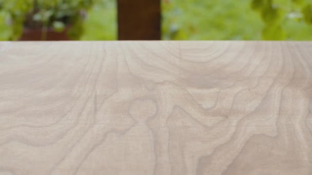 Superficie de mesa de madera en el jardín — Vídeo de stock