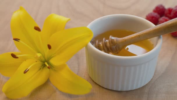 蜂蜜勺和蜂蜜一起放在碗里 — 图库视频影像
