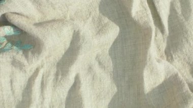 İşlemeli gri doğal kumaş.