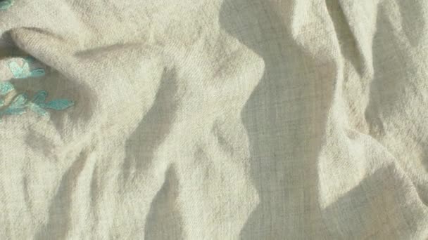 Серая натуральная ткань с вышивкой — стоковое видео