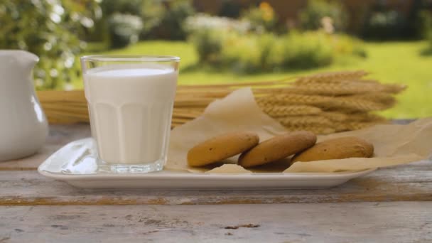 Glas Milch und Kekse — Stockvideo