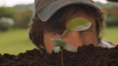 Tohuma bakan bir çiftçinin portresi