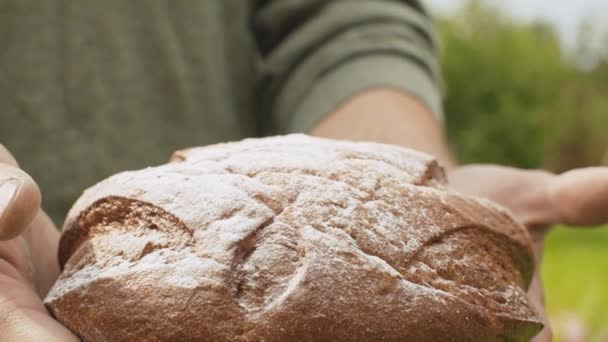 Hausgemachtes Brot in den Händen der Bauern — Stockvideo