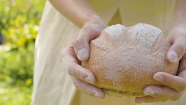 Kadın ellerinde ev yapımı ekmek. — Stok video