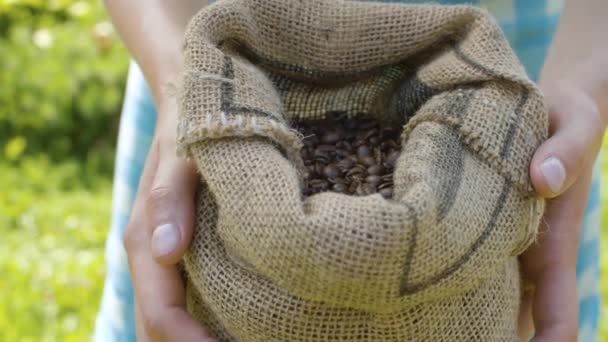 Granos de café en un saco de arpillera — Vídeo de stock