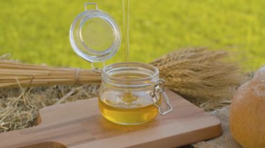 Kavanoza dökülen bal