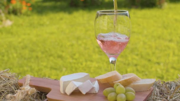 Vino rosa vertiendo en una copa — Vídeos de Stock