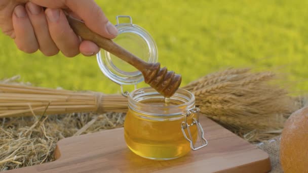 Mano tomando miel con cuchara de miel — Vídeos de Stock