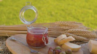Bektaşi üzümü reçeli, ekmek ve kulak