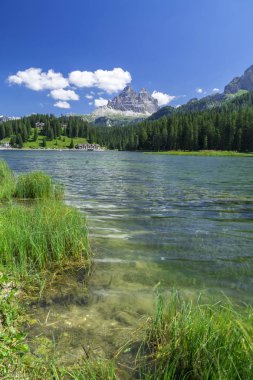 Dolomites, İtalya Yaz aylarında gölde Misurina görünümünden Tre Cime di Lavaredo