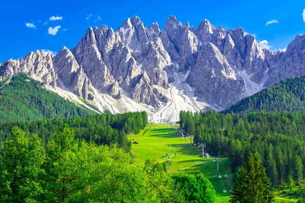 Sommerlandschaft Den Dolomiten Skipiste Mit Seilbahn San Candido Mit Bergkette — Stockfoto