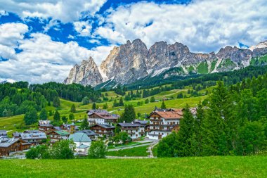 Cortina D'Ampezzo İtalyan Alpleri'nde Dolomites çaldı