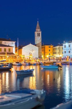 Fazana, Istria, Hırvatistan mesire ve kilise gece tarafından 
