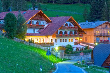 Dağ küçük otel restoran Alps köyde alacakaranlıkta