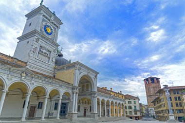 Udine, Friuli, İtalya - Piazza della Libertà ve sundurma di San Giovanni