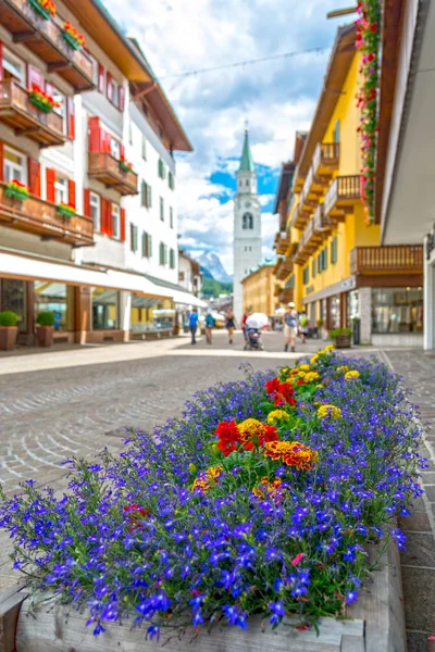 有名なリゾート地ドロミテ山脈 イタリアのコルティーナ ダンペッツォのメイン通りの花 — ストック写真