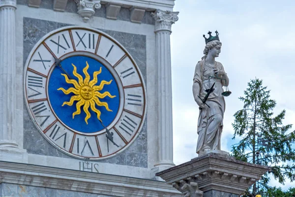 Udine Friuli Italia Statua Della Giustizia Torre Dell Orologio — Foto Stock