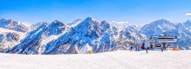 Dolomites, Kayak pisti ile kablo Asansör Plan de Corones içinde kış manzarası / Kronplatz dağ ile bölüm arka planda