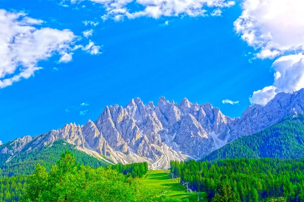 在白云岩的夏季景观 在圣圣坎迪的滑雪斜坡与山脉在背景和太阳射线的缆车 — 图库照片