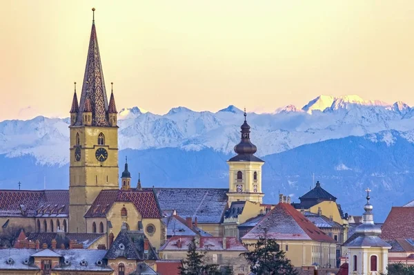 Sibiu Transsylvanië Roemenië Stadsgezicht Winter Met Karpaten Bergen Achtergrond — Stockfoto
