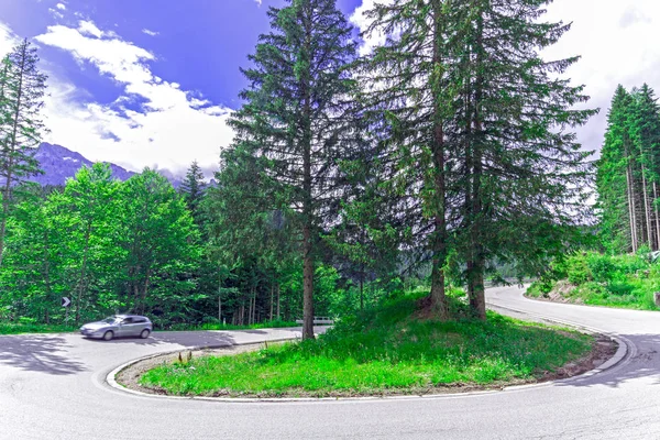 Auto Auf Bergkurvenstraße Den Italienischen Dolomiten — Stockfoto