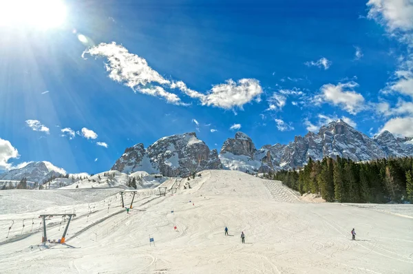 Winterlandschap Dolomieten Skipiste Met Kabel Lift Santa Croce Met Bergketen — Stockfoto