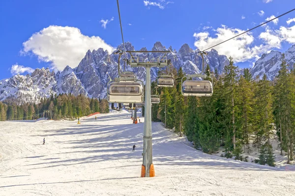 Winterlandschap Dolomieten Skipiste Met Kabel Lift San Candido Met Bergketen — Stockfoto