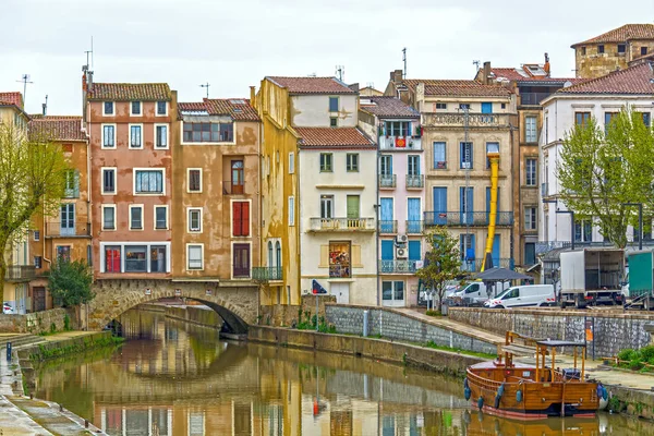 Narbonne Frankrijk Huizen Water Aquaduct — Stockfoto