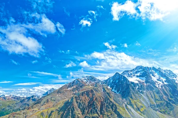 入住附近的奥地利阿尔卑斯山山脉夏季景观 — 图库照片