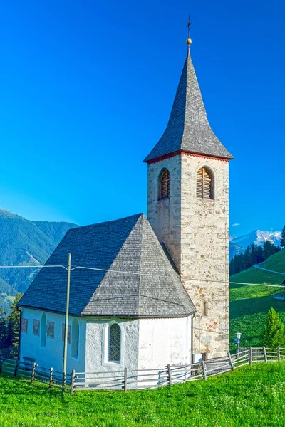 Alp Köyü Talya Montasillone Alp Dağ Silsilesi Içinde Küçük Kilise — Stok fotoğraf