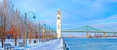 St. Lawrence Nehri Big Ben eski Montreal, Quebec, Kanada ve Jacques Cartier Köprüsü arka planda, kış sezonu ile