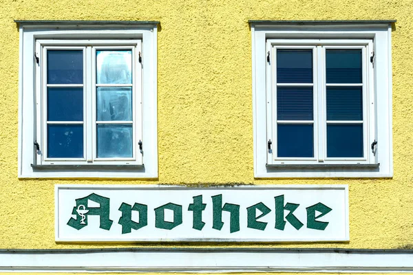 Apotheke 薬局のドイツ語 碑文黄色 Buidling サインオン — ストック写真