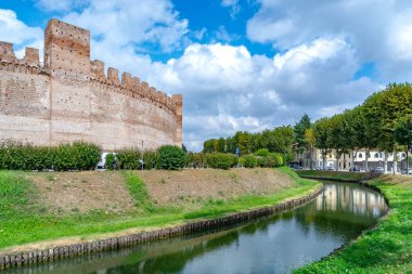 Cittadella, il Padova, İtalya - ana kare ve kilise Ortaçağ duvarlı şehir