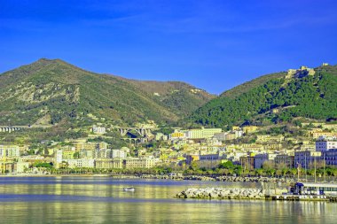  Tyrrhenian Denizi üzerinde Salerno Körfezi