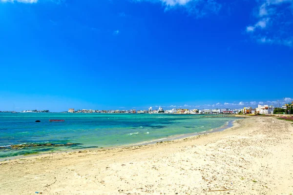 Praia de areia no golfo em Porto Cesareo, Itália — Fotografia de Stock