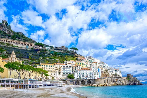 Amalfi stad på kusten i Italien, genom Medelhavet (Tyrrhenian) Sea — Stockfoto