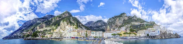 Veduta panoramica della città di Amalfi sulla costa italiana — Foto Stock