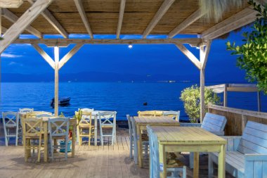 Yunanistan'da deniz kıyısında Taverna restoran terası