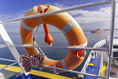 Feribot taneden yaşam şamandırası