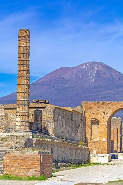 Pompeji, ókori római város Olaszországban, Giove oszlop temploma — Stock Fotó