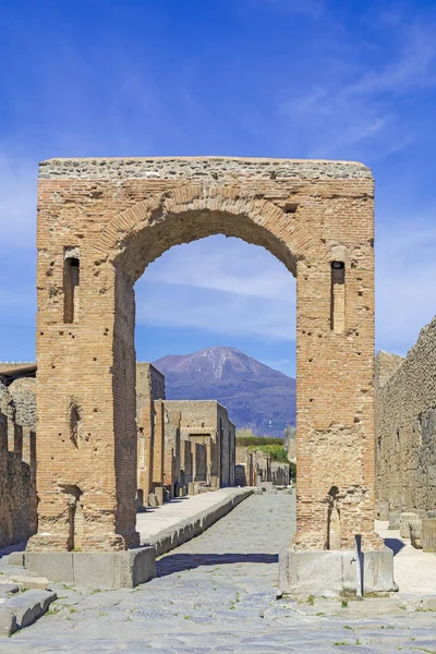 Pompeia, antiga cidade romana na Itália, Arco din Neron e Vesuvi — Fotografia de Stock