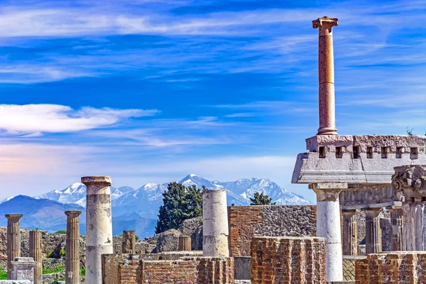 Pompéi (ruines de la basilique), ancienne ville romaine en Italie — Photo