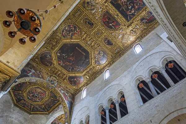 Basiliek van Sint Nicolaas, Bari, interieur — Stockfoto