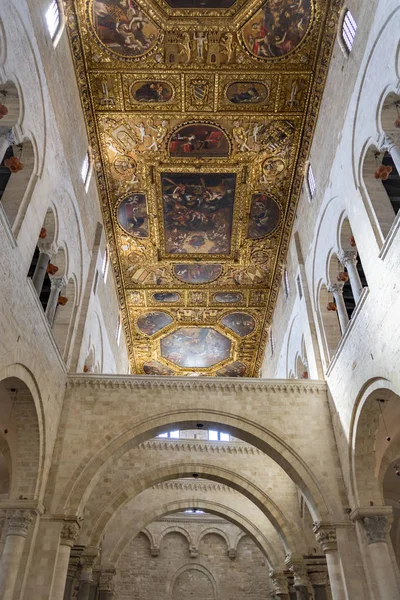 Bazilika svatého Mikuláše, Bari, vnitrozemí — Stock fotografie