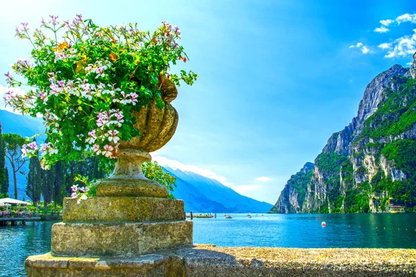Riva del Garda, Trentino, Itálie, od jezera Garda — Stock fotografie