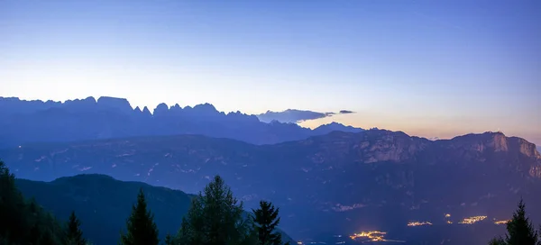 Dolomiterna bergskedjan i skymningen, Italien — Stockfoto