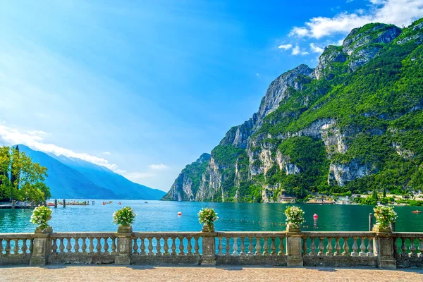 Riva del Garda, Trentino, Italien, genom Gardasjön — Stockfoto