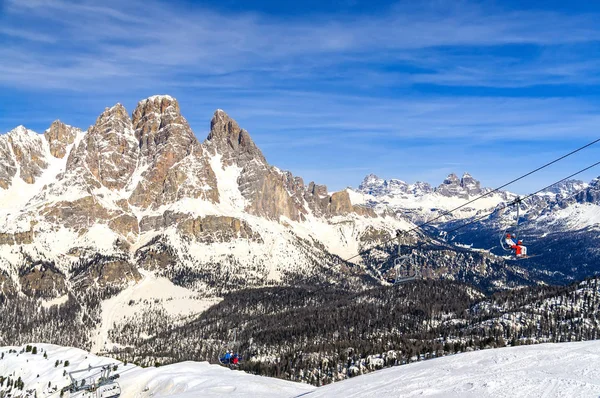 多洛米蒂山在冬季科尔蒂纳丹佩佐滑雪胜地意大利 — 图库照片